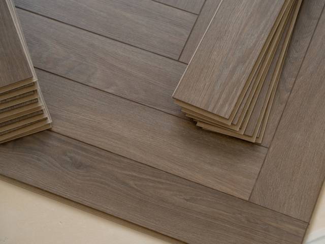 SPC ламинат и плитка. Клеить или нет?